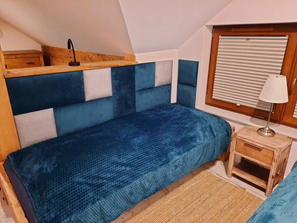 Dwa pojedyncze łóżka na antresoli.