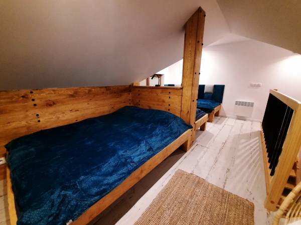 Podwójne łóżko na antresoli.