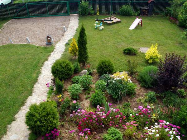 widok na posesję z tarasu górnego