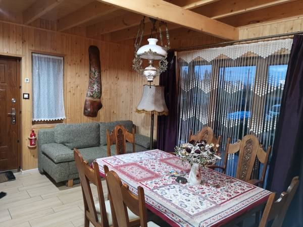 na parterze przestronny salon