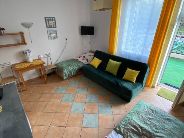 Pokoj parterowy dla 4 osob, z wlasnym wejsciem i zestawem ogrodowym przed wejsciem.