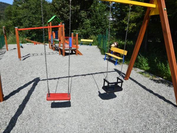 ogólnodostępny placyk zabaw opodal SASANKI