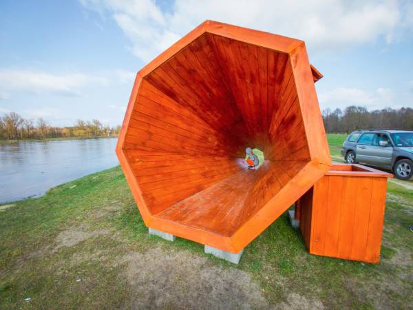 Drewniane megafony nad Bugiem