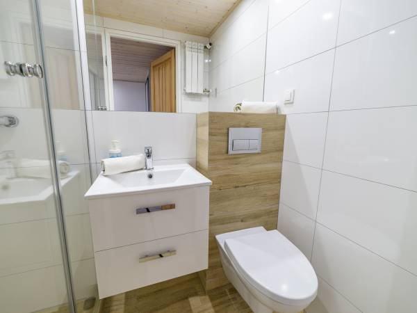 Łazienki w pokojach na piętrze