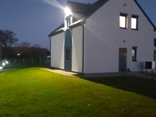 Dom od strony parkingu