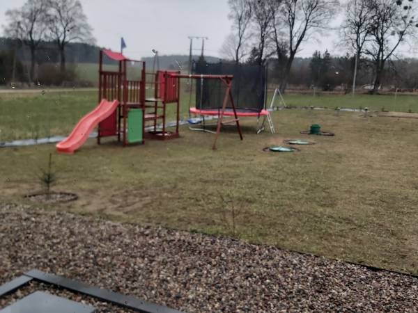 Plac zabaw i trampolina