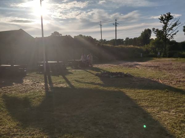 Plaża w Dąbrównie z miejscem na biwak, grill, leżaki, wiaty dla turystów