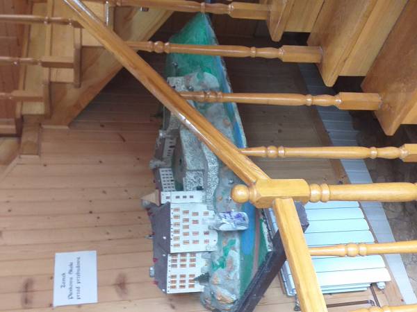 Klatka schodowa w żółtym budynku