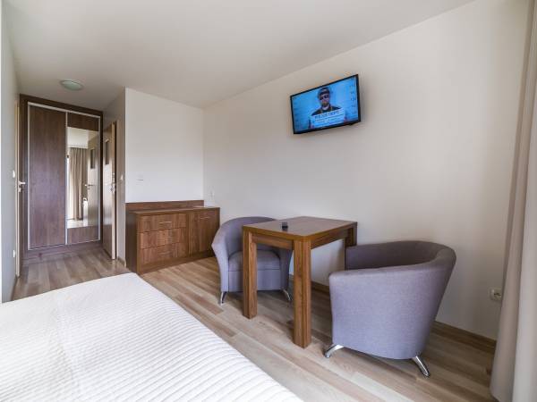 Pokoj 2os.18m2 z fotelami