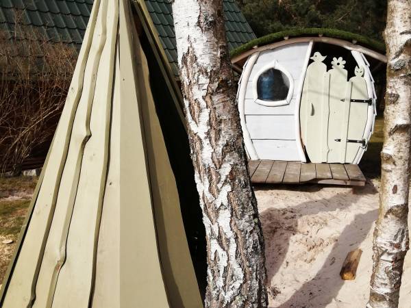 Domek Hobbita na działce z domkami drewnianymi