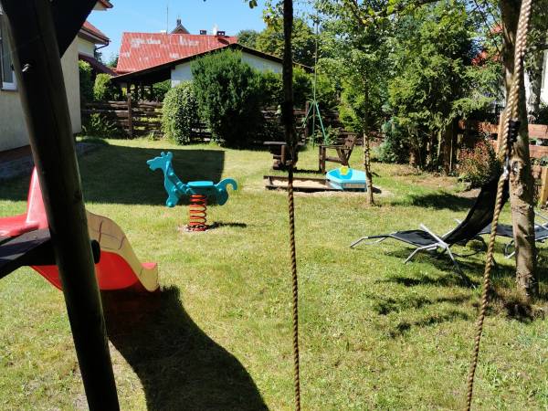 plac zabaw w ogrodzie