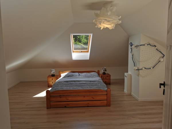 duża sypialnia z podwójnym łózkiem