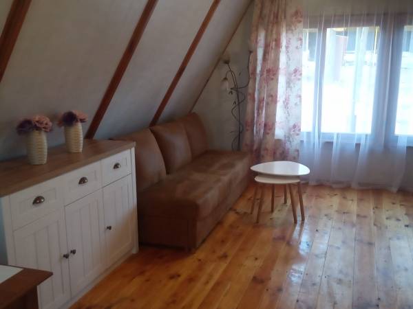 Salon w Domku letniskowym na Mazurach nad jeziorem Hartowiec