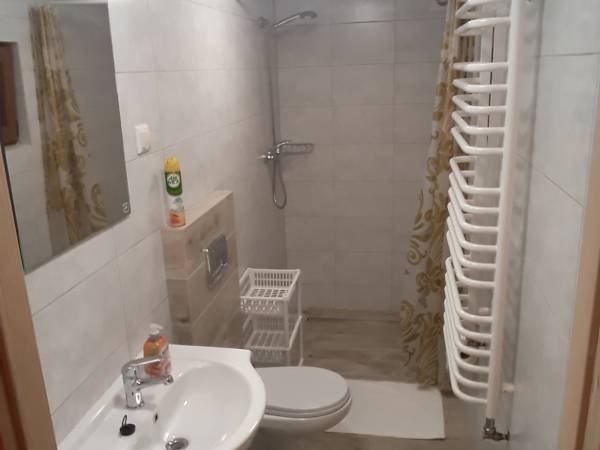 Łazienka wspólna do pokoi i os z balkonem