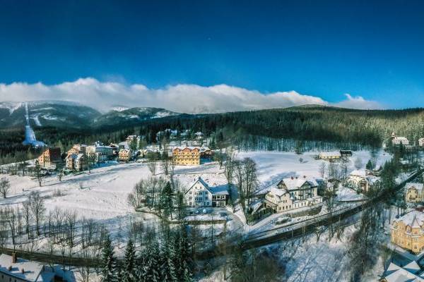 Panorama Karkonoszy na tle Lawendowego Dworka