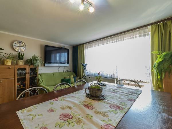 Pokój dzienny przy aneksie kuchennym