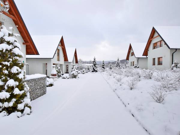 domki piętrowe zimą