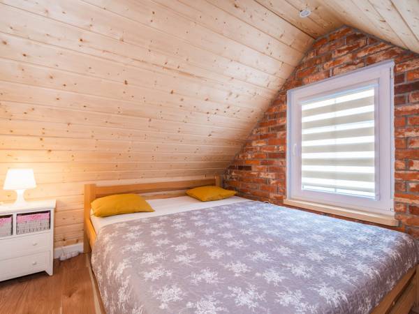 Domek z poddaszem sypialnia