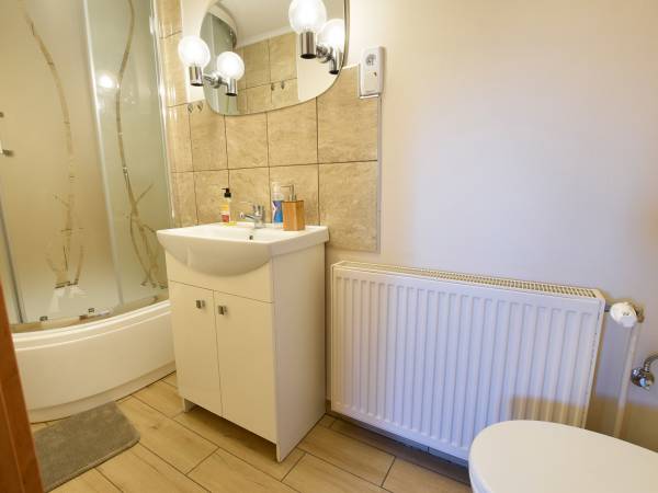 POKOJE GOŚCINNE ,,POD SKAŁKAMI" Z ŁAZIENKAMI I ANEKSAMI KUCHENNYMI