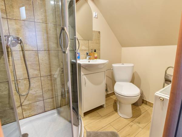 POKOJE GOŚCINNE ,,POD SKAŁKAMI" Z ŁAZIENKAMI I ANEKSAMI KUCHENNYMI