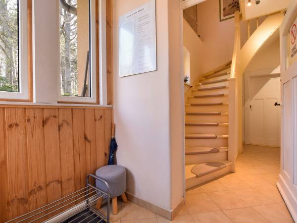 wejście i schody do apartamentu na piętrze