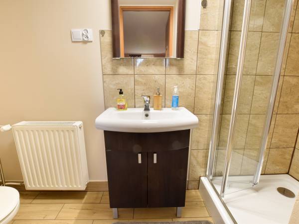 POKOJE GOŚCINNE ,,POD SKAŁKAMI" Z ŁAZIENKAMI I ANEKSAMI KUCHENNYMI