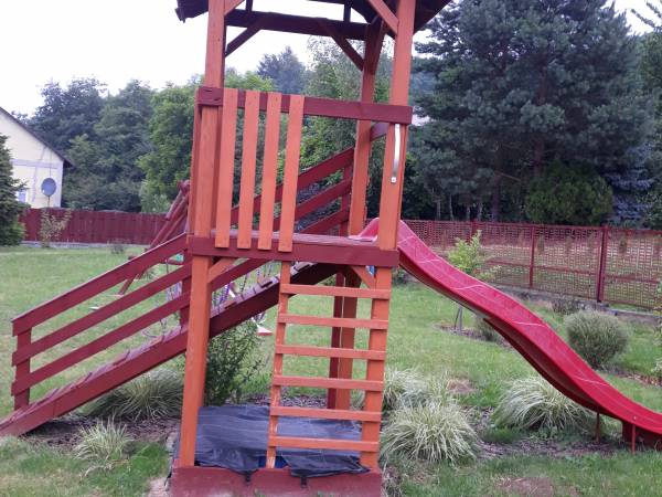 domek ze zjeżdżalnią i piaskownicą