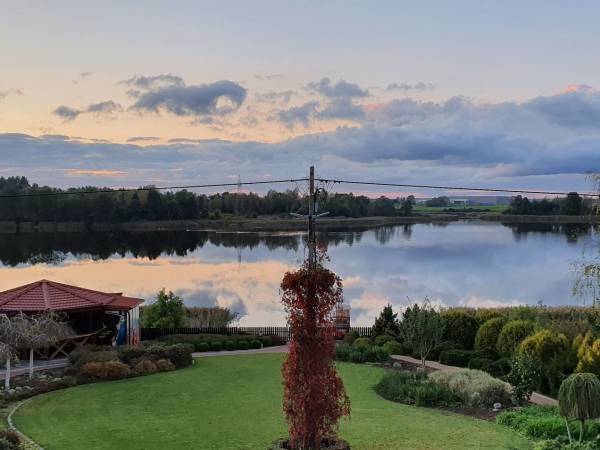 Widok na wodę z ogrodu