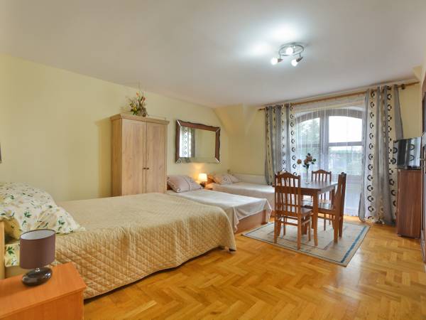 pokoj 4 osobowy z balkonem nr3