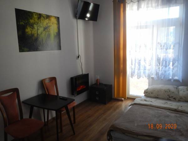 Pokój dwuosobowy z aneksem kuchennym i łazienką