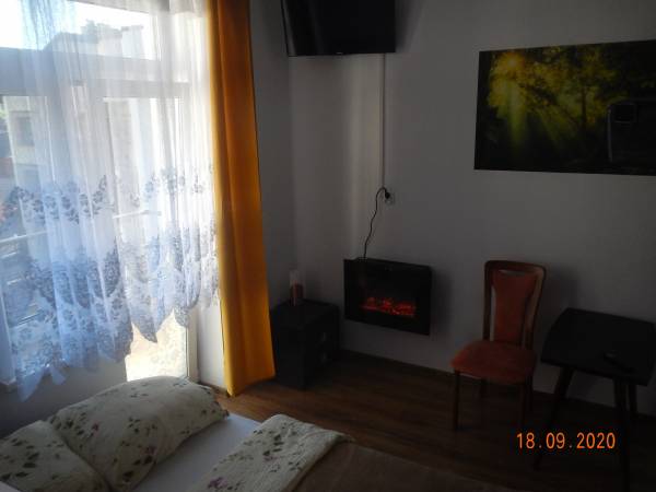 Pokój dwuosobowy z aneksem kuchennym i łazienką