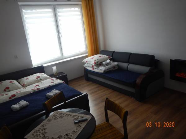 Pokój czteroosobowy z aneksem kuchennym i łazienką