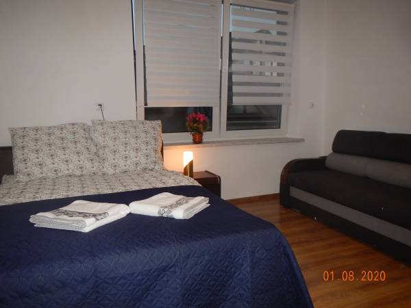 Pokój czteroosobowy z aneksem kuchennym i łazienką