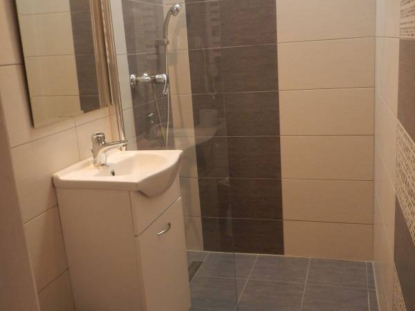 Pokój czteroosobowy - łazienka