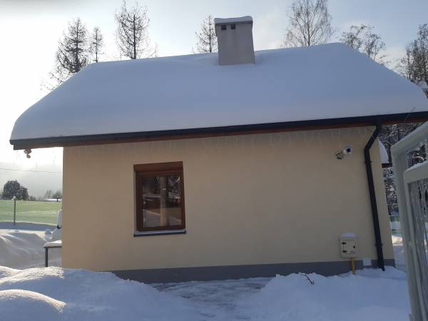 Domek w zimowej scenerii