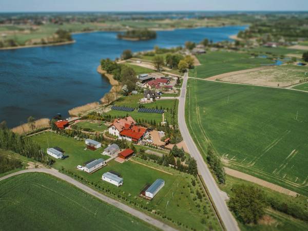 Bobrowa Chata nad jeziorem