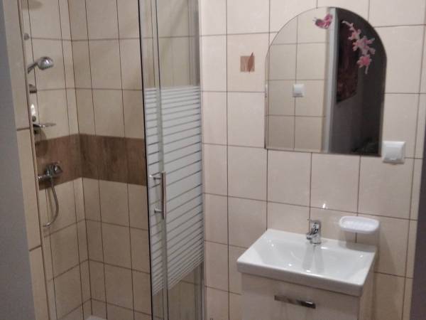 łazienka w mieszkaniu z aneksem