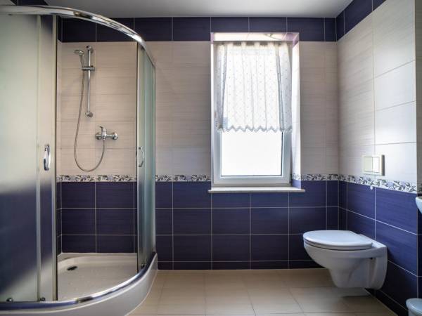 łazienka z prysznicem