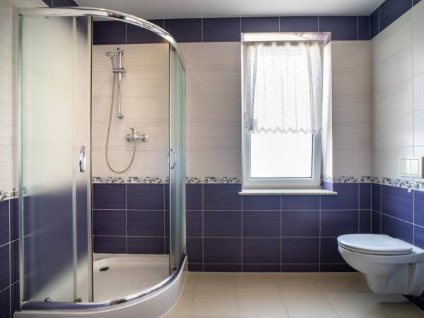 łazienka z prysznicem