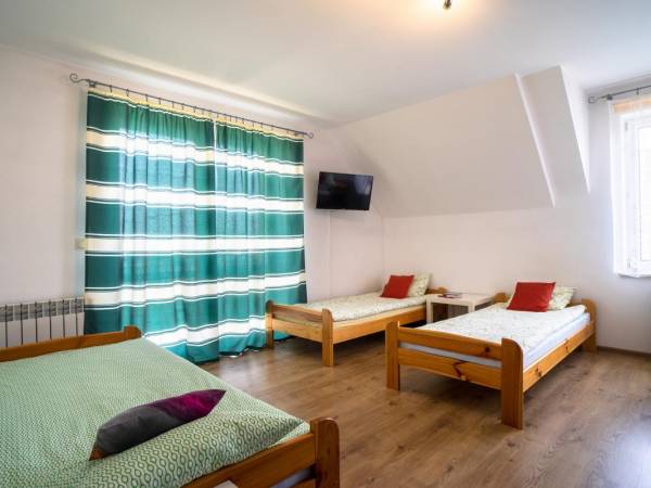 pokój trzyosobowy z balkonem