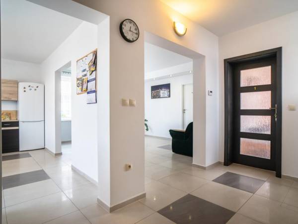 widok na kuchnię i salon