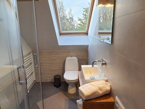 Łazienka w pokoje 3 osobowy, z łazienką i balkonem