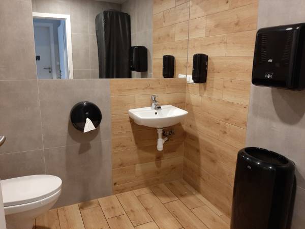 Toaleta dla gości przy barze