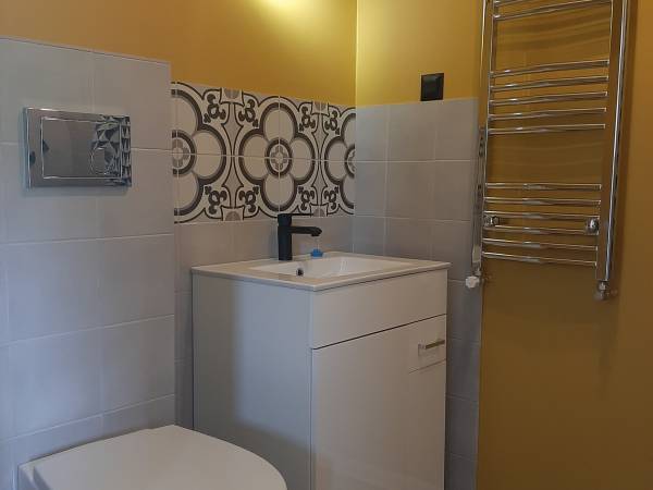 łazienka z natryskiem i pralką