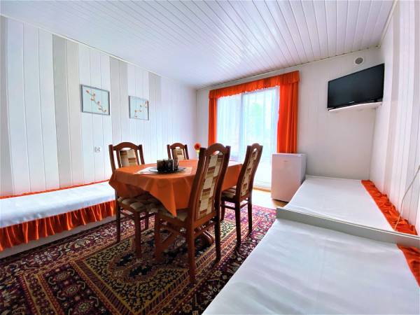 Pokój 4-os. nr 2 z łazienką (parter)