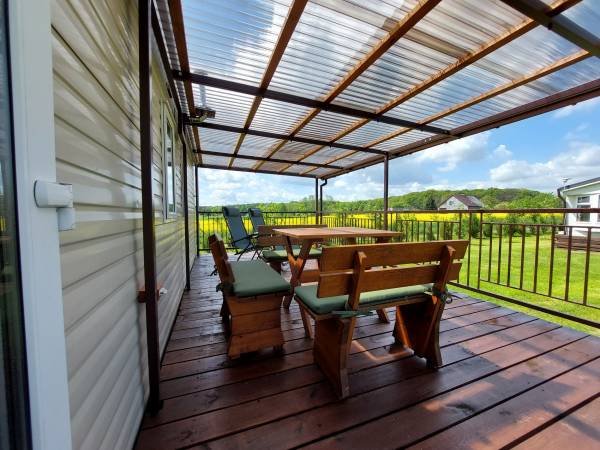 Zadaszony taras przy domku