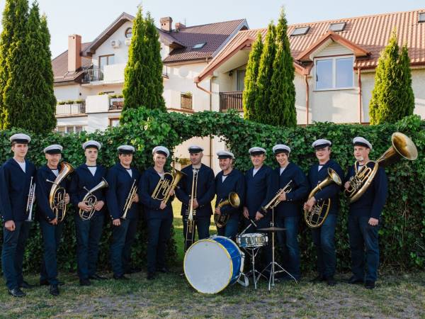 Rybacka Orkiestra Dęta przed Villa Astrid