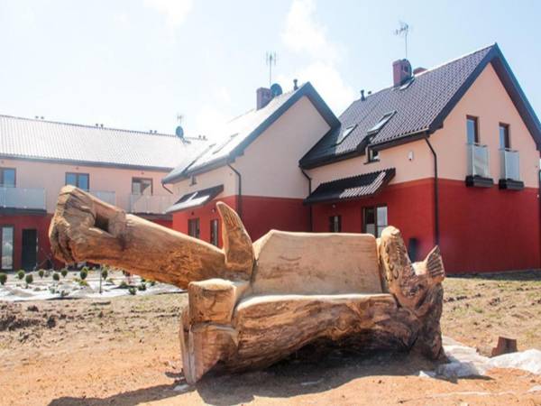 Ławka z kotwicą i rybką wykonana ręcznie przez znanego rzeżbiarza