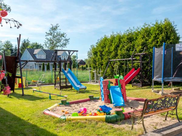 Plac zabaw, trampolina 