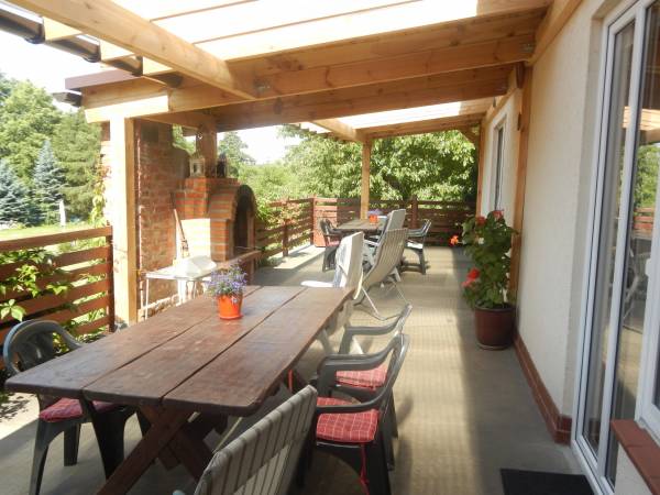 zadaszony taras z widokiem na jezioro